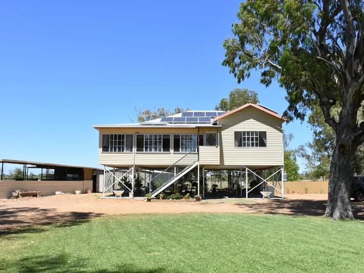 COUNTRY LIVING WITH HORSE FACILITIES