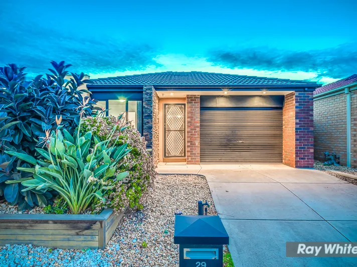 Walking Distance To Tarneit Train Station & Tarneit Central Shopping Centre!!