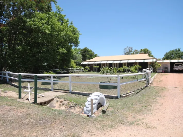 7.5 ACRES + LARGE HOUSE + YARDS + SHEDS + CLOSE TO TOWN