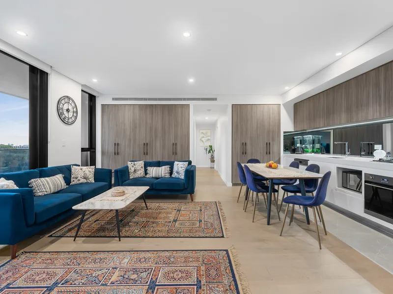 Opulent apartment within highly regarded 