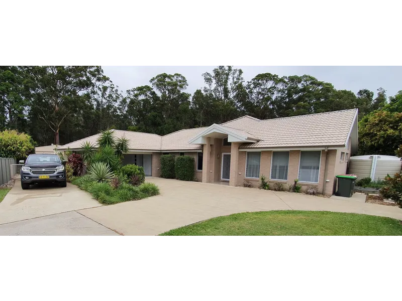 Luxury House, Pool and Shed with Surf, Bush and City Convenience