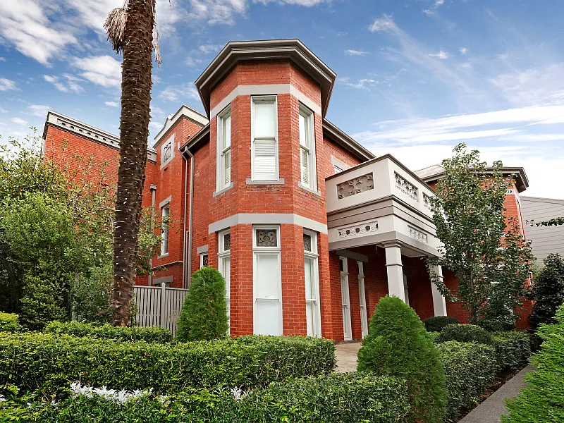 FULLY RENOVATED VICTORIAN MANSION APARTMENT