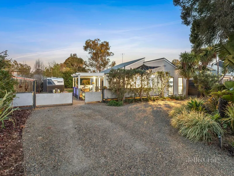 Peaceful river-end family retreat