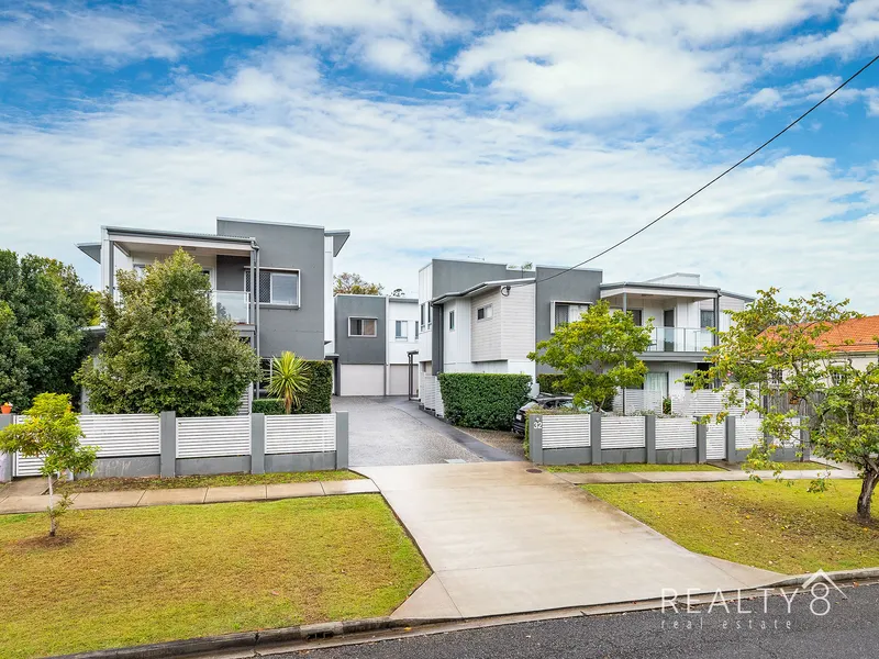 Stylish Modern & Spacious Townhouse with a Private Courtyard