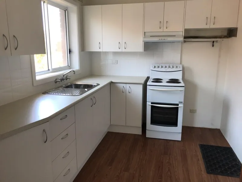 THREE BED FRESHLY PAINTED, NEW CARPET & NEW KITCHEN