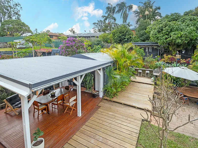 Large Dual Living with Tropical Outdoor Entertainment Areas