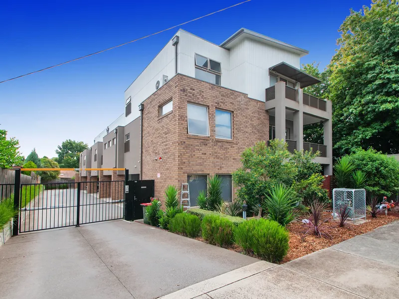 Walk everywhere, Apartment Living. Available 09/08/2022