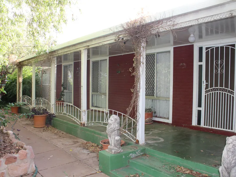 5 bedrooms & Swimming Pool on Corner Allotment