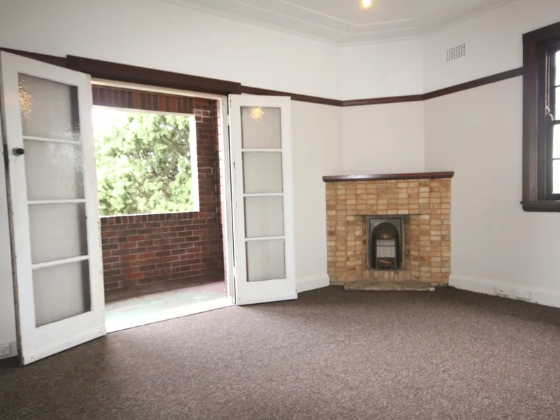 Spacious Art Deco Unit