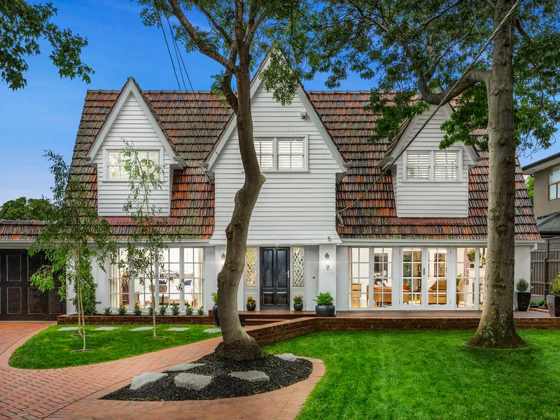 Timeless Style and Sophistication in Magnificent Beachside Setting