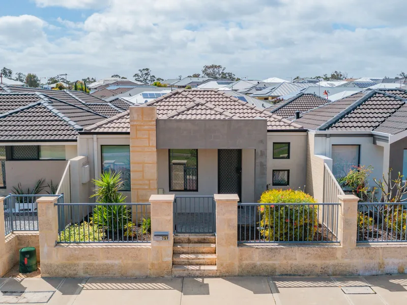 Modern Home Opposite Park with Courtyard and Open-Plan Living