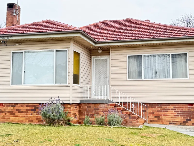 Three bedroom beauty with water and internet
