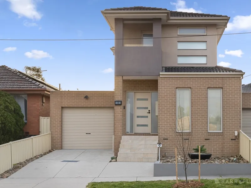 SLEEK & MODERN 3-BEDROOM HOUSE IN PRIME DANDENONG NORTH LOCALE!