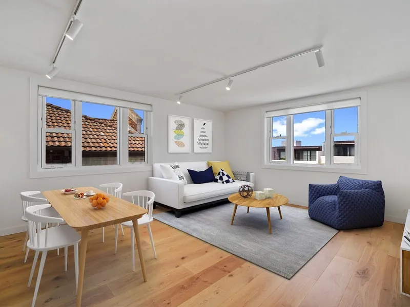 Stylish Two Bedroom Apartment with Lock-Up Garage