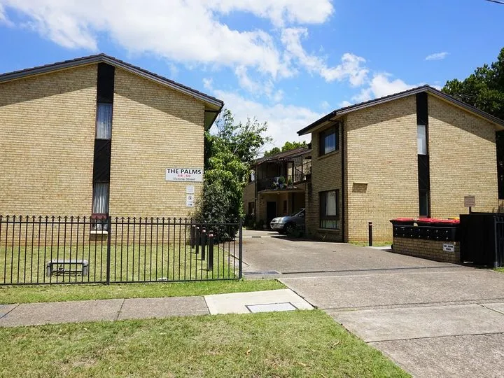 Sweet & Simple- 1 minute drive to the train station!