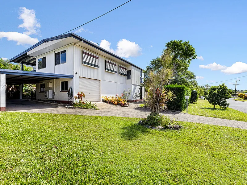 HUGE FAMILY HOME - ENORMOUS DECK & POOL!