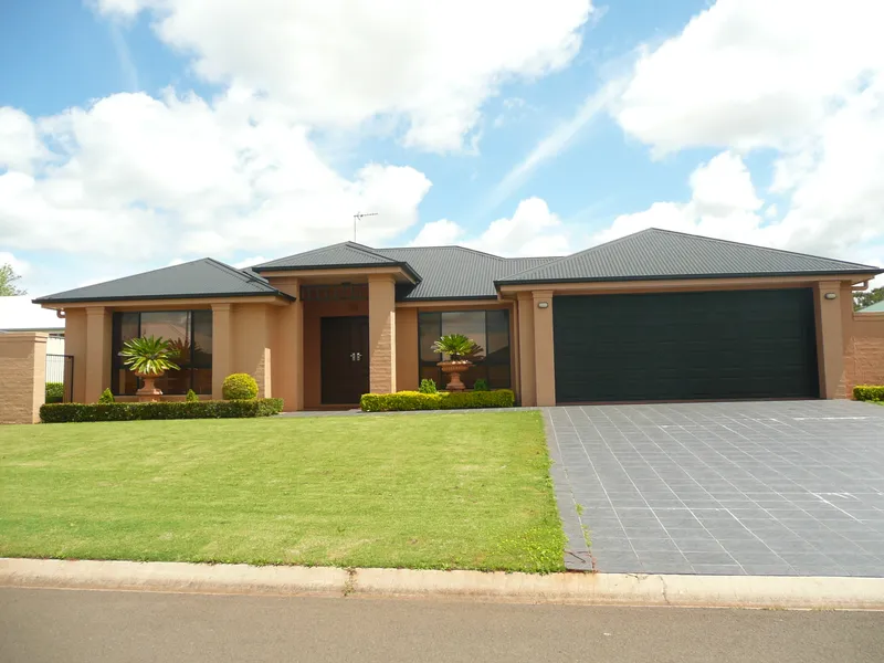 Large Family home in Middle Ridge!