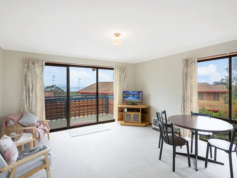 Spacious Sensation, Superb Beachside Location