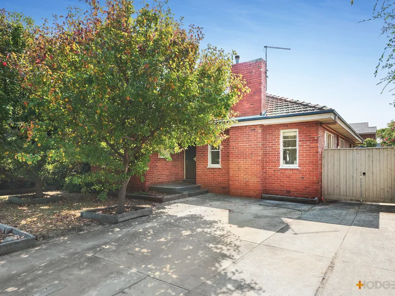 LARGE FAMILY HOME | AMPLE STORAGE | GREAT LOCATION