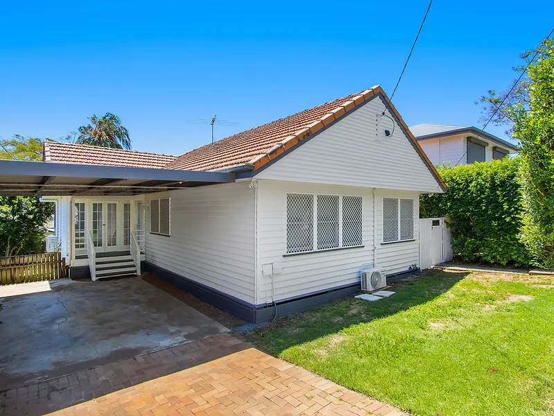 RENOVATED LARGE FAMILY HOME 5 MINUTES FROM CHERMSIDE