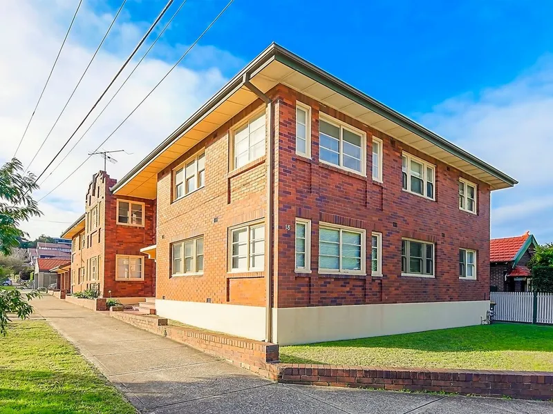 CHOICE OF 2 APARTMENTS IN ART DECO BUILDING