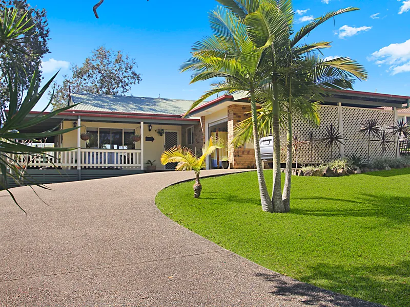 VERY UNIQUE HOME - POLISHED HARDWOOD FLOOR - VERANDAHS ON 718m2