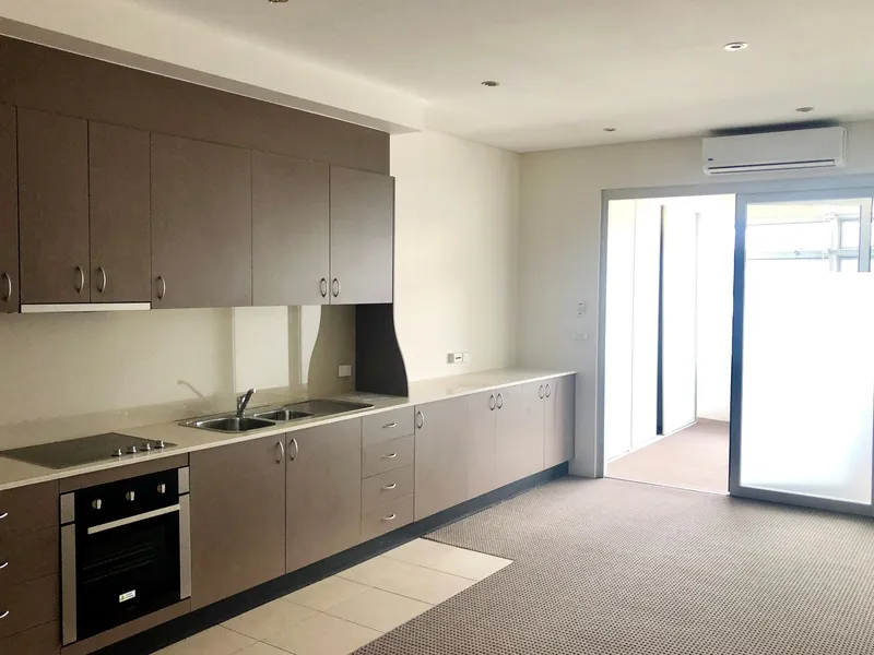 Walking distance to Central Train Station & UTSv + 1 WEEK FREE RENT!