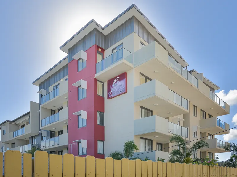 INNER CITY APARTMENT...EXPANSIVE BALCONY WITH HARBOUR VIEWS...SELLER’S LOSS IS YOUR GAIN