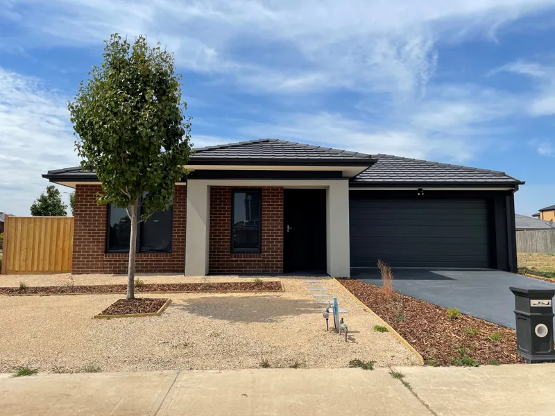 BRAND NEW HOUSE IN POINT COOK 