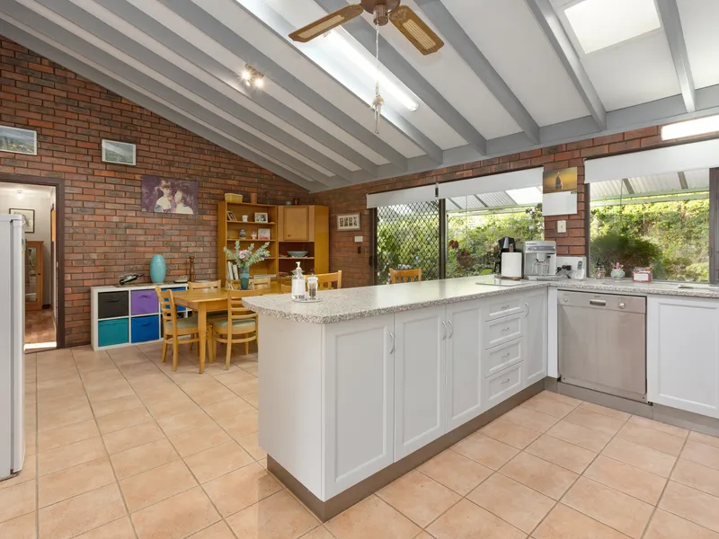 CHARACTER FAMILY HOME IN PRESTIGIOUS WILLETTON POCKET