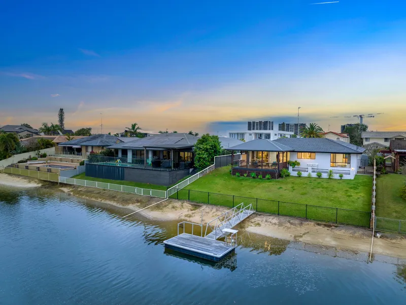 Irreplaceable Location, North to Water Residence with Skyline Views