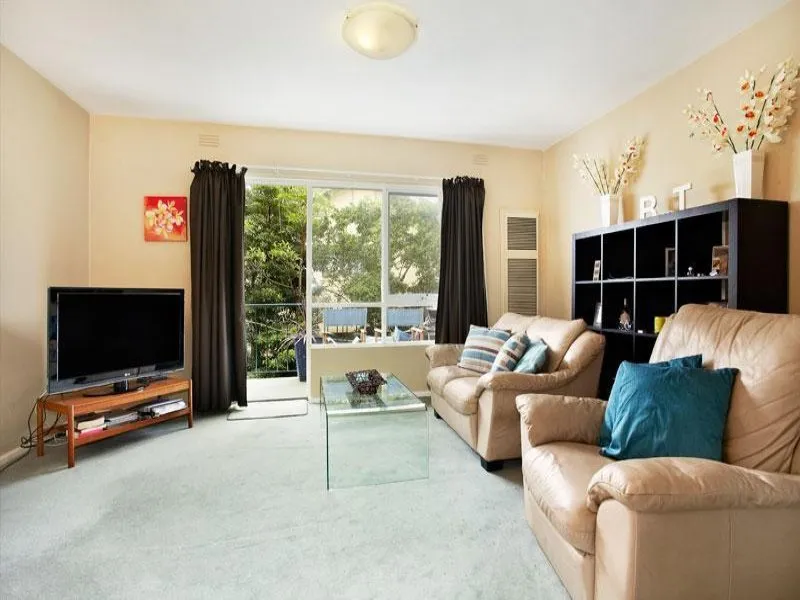 2 BEDROOM APARTMENTS IN ST KILDA, ONE BLOCK TO THE BEACH