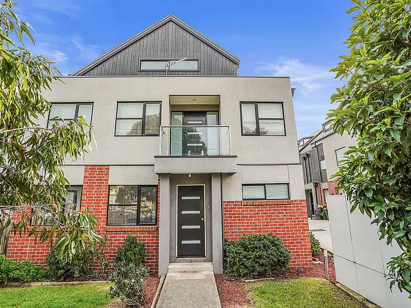 Perfect front tri-Level townhouse for a young family!