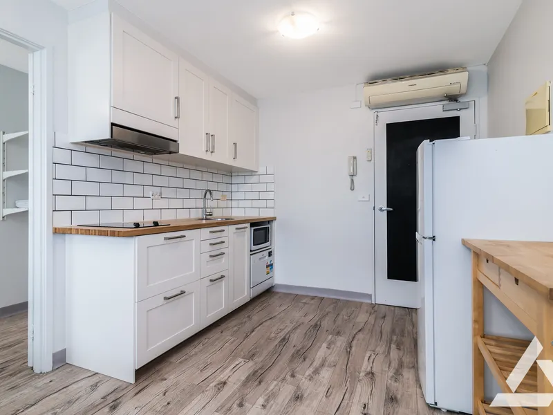 FULLY RENOVATED & FURNISHED 1 BEDROOM APARTMENT