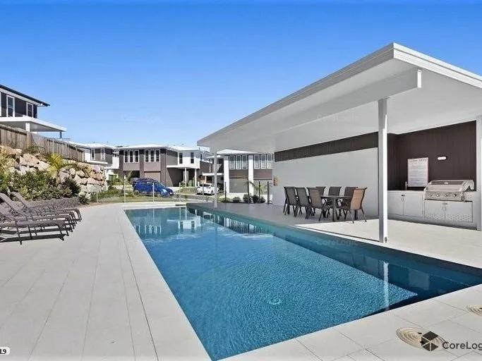 Modern 4 Bedroom Townhouse in Mudgeeraba