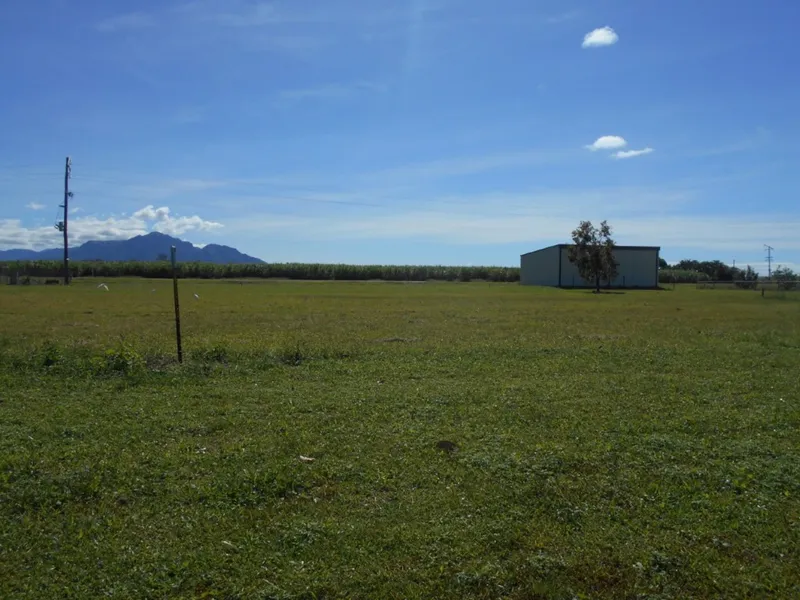 RIVERDOWNS ESTATE - Buy in this larger block estate !