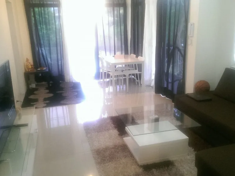 Bright 2 BR unit 2 minutes to train station