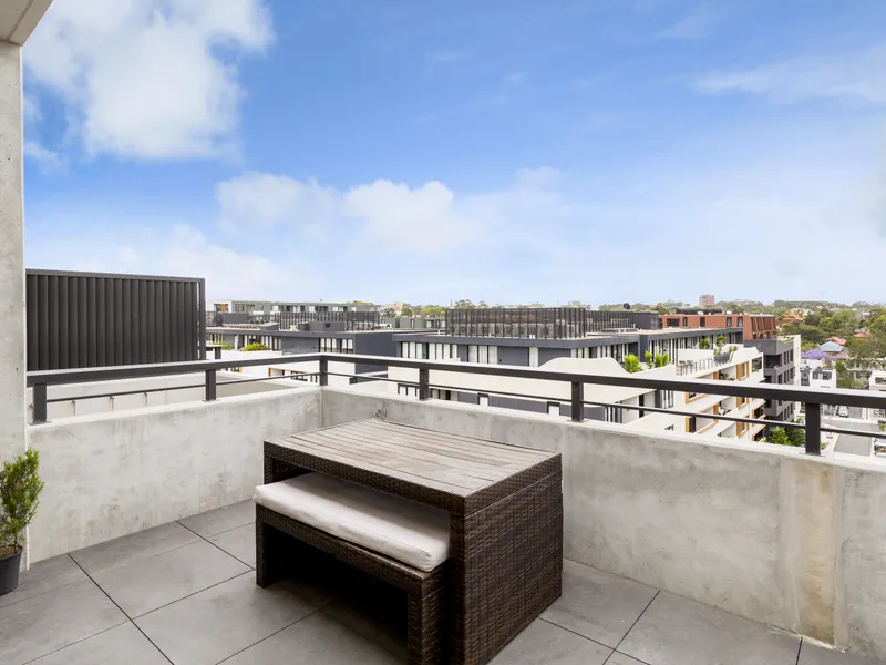 PALATIAL PARKSIDE LIVING 