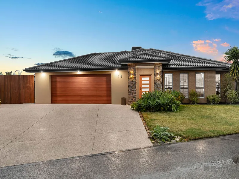 Modern Family Poolside living on 1071m2!