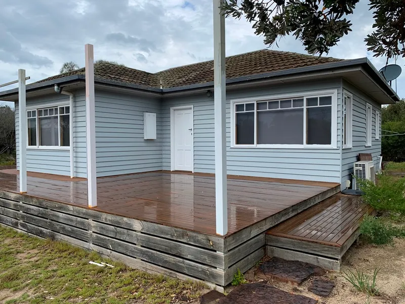 BUSH LIVING BY THE COAST