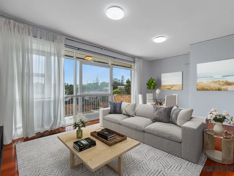 Whisper quiet top-floor living with leafy district views