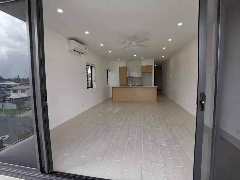 NEAR NEW MODERN APARTMENT IN PARADISE POINT