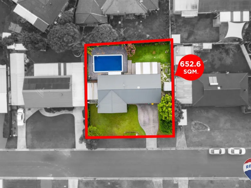 LOCATION, LOCATION AND SPECTACULAR VIEW, READY TO MOVE IN