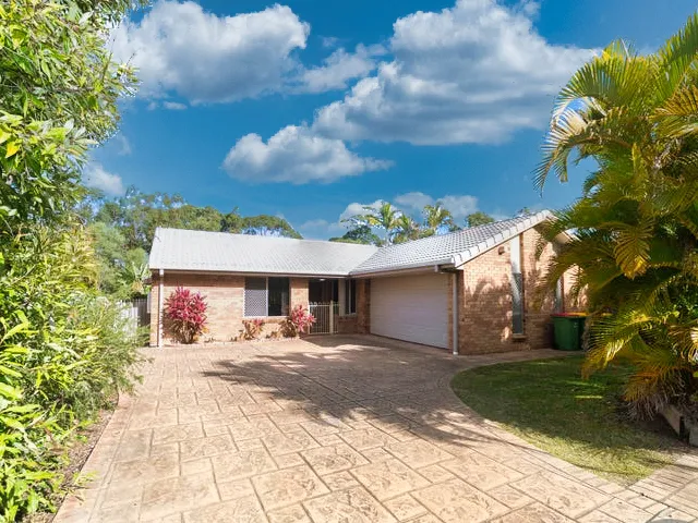 A FANTASTIC FAMILY HOME WITH PARKLAND & NO REAR NEIGHBOURS - SET IN A PRIVATE & PEACEFUL POSITION - YET CENTRAL TO EVERYTHING!