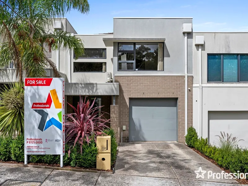 EASY LIVING WITH VIEWS OF THE RANGES 
