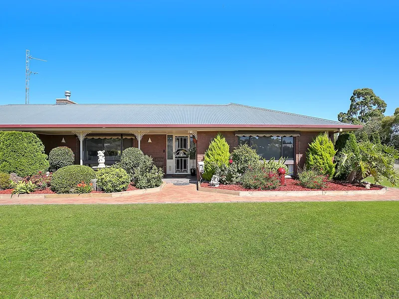 EXCEPTIONAL COUNTRY LIVING