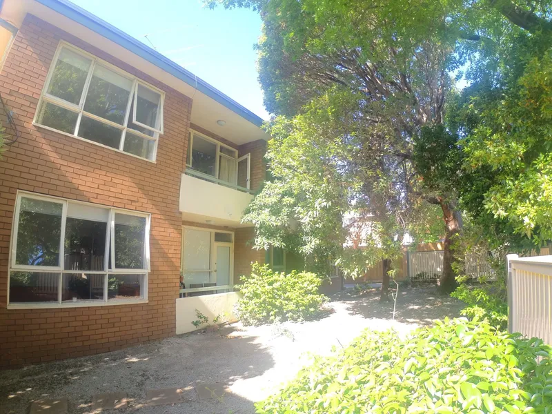 Furnished and fully renovated spacious 2 Bedroom apartment in Malvern East