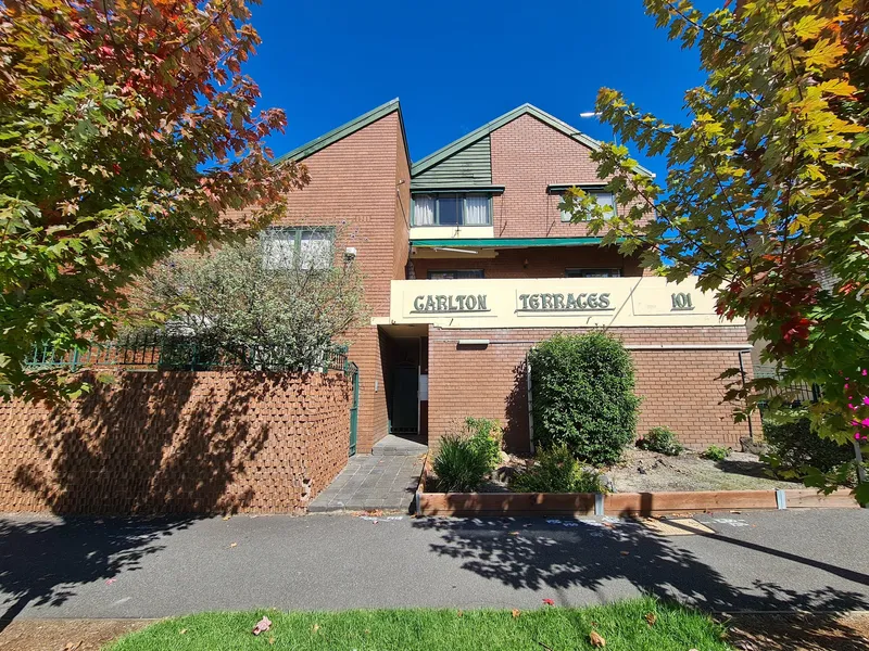 Light Filled Two Bedroom Apartment In Perfect Location