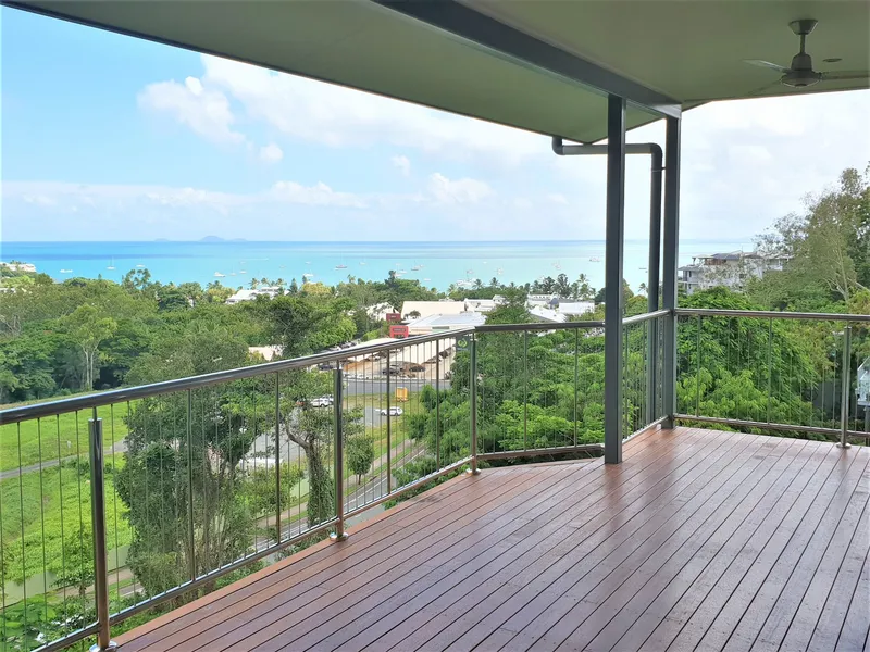EXECUTIVE DESIGNER HOME OVERLOOKING THE WHITSUNDAYS