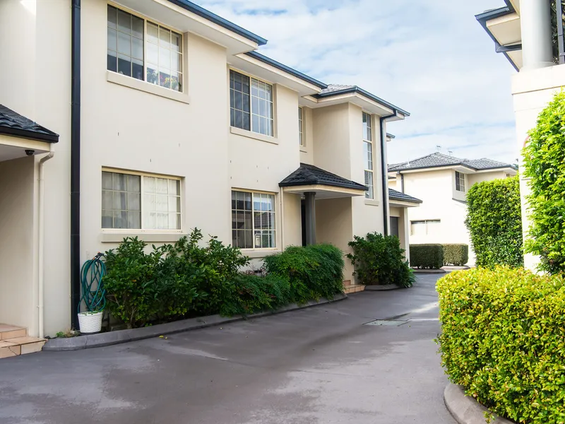 IMMACULATE TOWNHOUSE